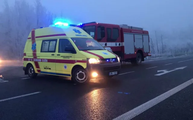VIDEO: U Horní Loděnice se v neděli odpoledne srazila tři auta, na místě zůstaly zraněné osoby