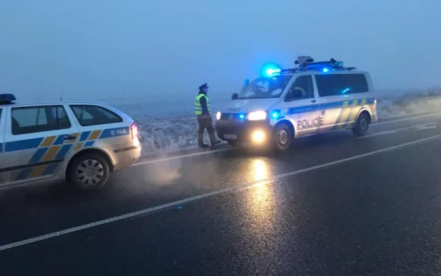 VIDEO: U Horní Loděnice se v neděli odpoledne srazila tři auta, na místě zůstaly zraněné osoby
