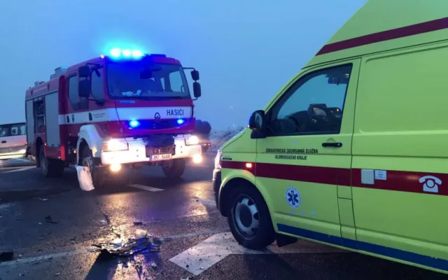 VIDEO: U Horní Loděnice se v neděli odpoledne srazila tři auta, na místě zůstaly zraněné osoby
