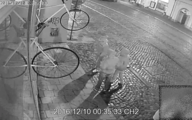 VIDEO: Pomozte najít sprejery, kteří poničili fasádu domu v Olomouci