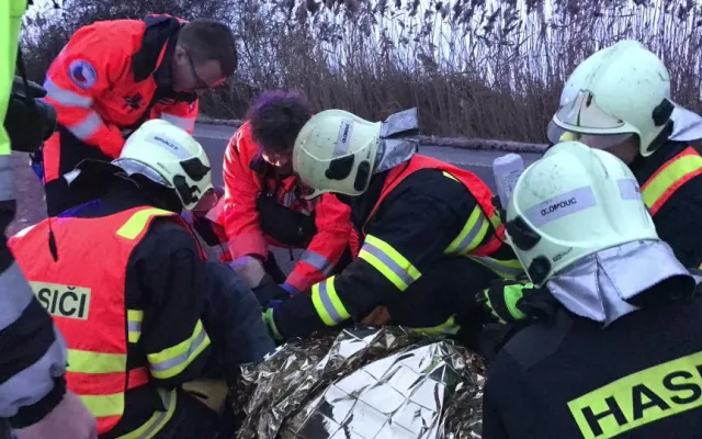 VIDEO: U Krčmaně se srazila dvě auta, na místě zůstali čtyři zranění