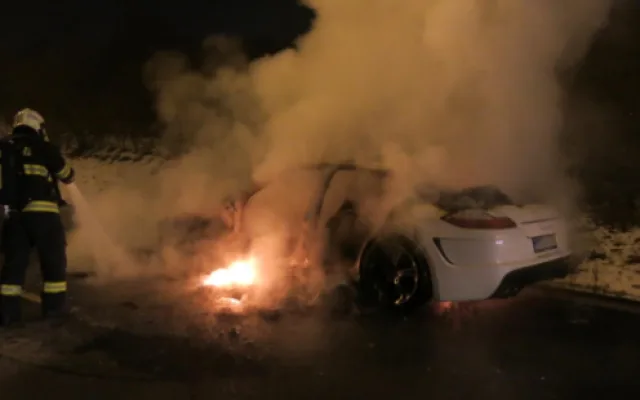 VIDEO: U Nemilan shořelo luxusní Porsche, škoda se vyšplhala na 3 miliony korun