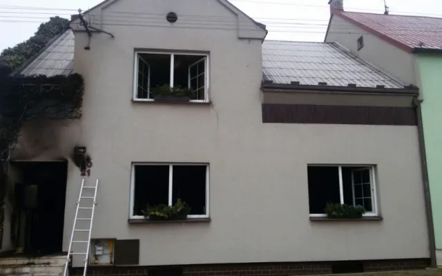 Úmyslně založený požár, při kterém se zranila jedna osoba, zaměstnal tři jednotky hasičů