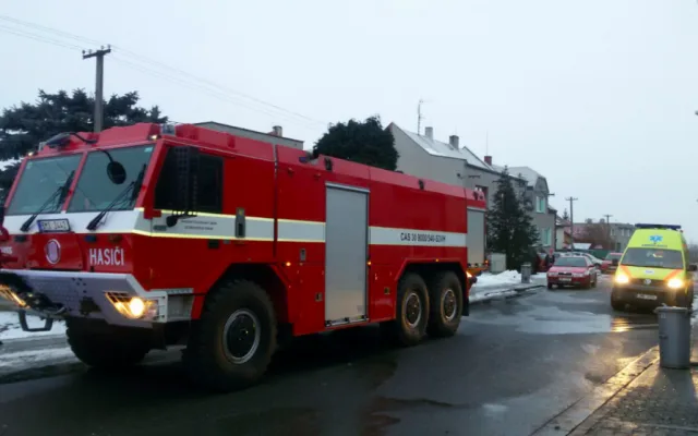 Úmyslně založený požár, při kterém se zranila jedna osoba, zaměstnal tři jednotky hasičů
