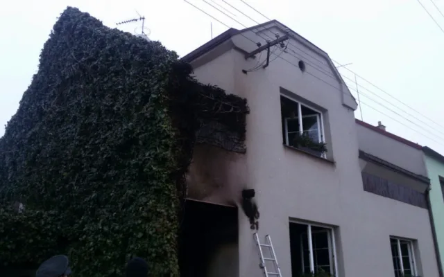 Úmyslně založený požár, při kterém se zranila jedna osoba, zaměstnal tři jednotky hasičů