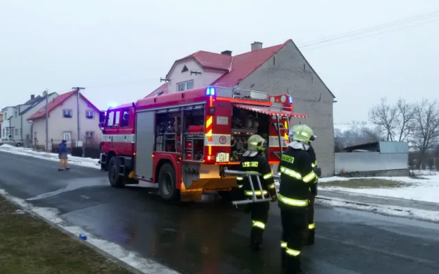 Úmyslně založený požár, při kterém se zranila jedna osoba, zaměstnal tři jednotky hasičů