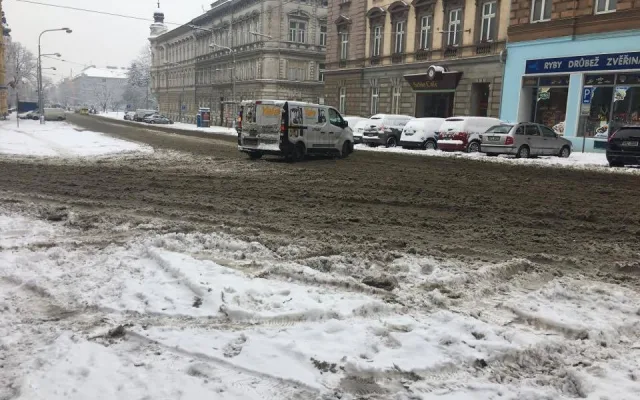 Policie i hasiči Olomouckého kraje upozorňují na nebezpečnou situaci na silnicích