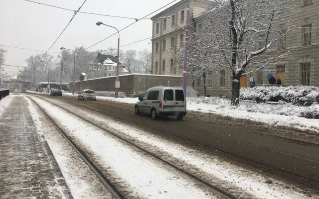 Policie i hasiči Olomouckého kraje upozorňují na nebezpečnou situaci na silnicích