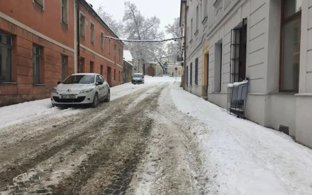 Policie i hasiči Olomouckého kraje upozorňují na nebezpečnou situaci na silnicích