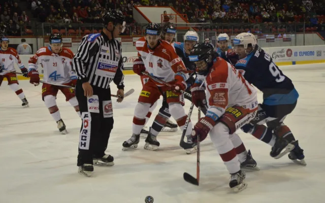FOTOGALERIE: Kohouti vyhráli nad Chomutovem o jeden gól, nulou se blýskl Braňo Konrád
