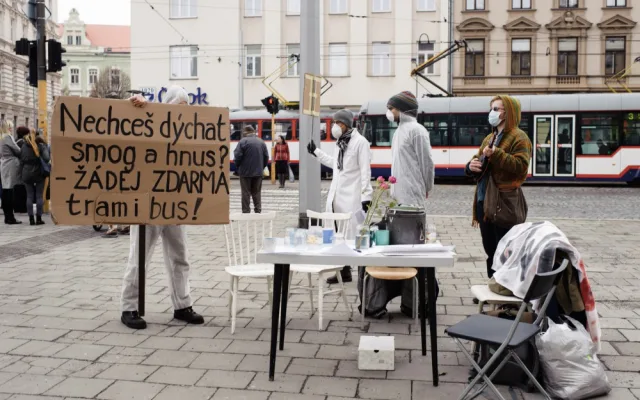 FOTO: Aktivisté uspořádali v centru Olomouce smogový happening, město prý přistupuje k situaci liknavě
