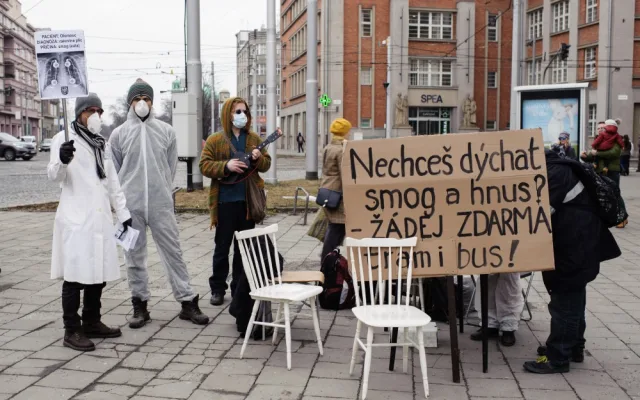 FOTO: Aktivisté uspořádali v centru Olomouce smogový happening, město prý přistupuje k situaci liknavě