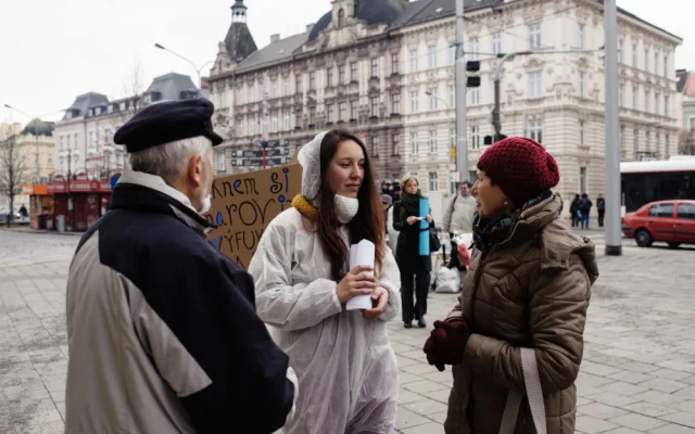 FOTO: Aktivisté uspořádali v centru Olomouce smogový happening, město prý přistupuje k situaci liknavě