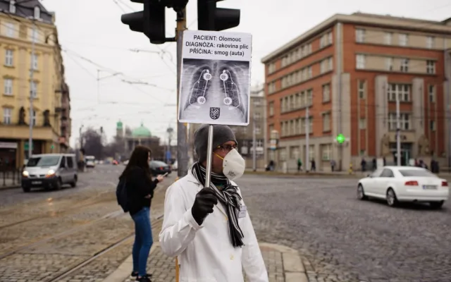 FOTO: Aktivisté uspořádali v centru Olomouce smogový happening, město prý přistupuje k situaci liknavě