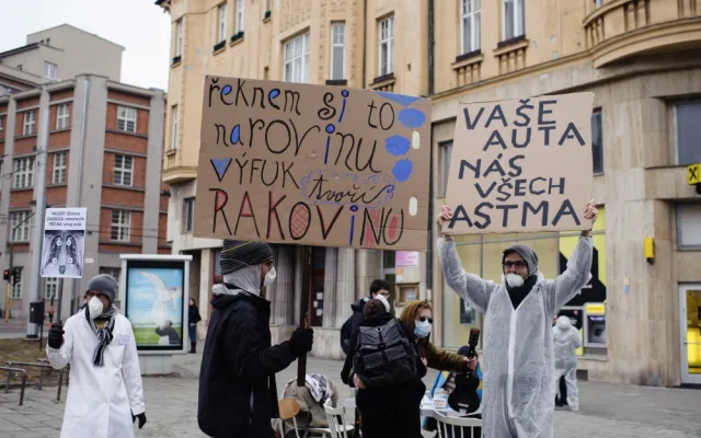 FOTO: Aktivisté uspořádali v centru Olomouce smogový happening, město prý přistupuje k situaci liknavě