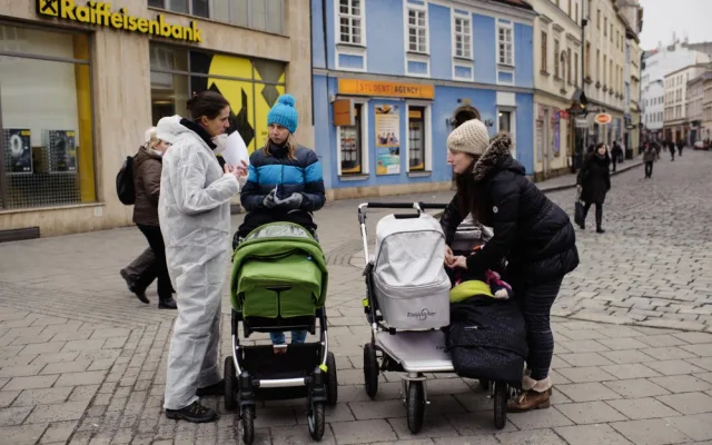 FOTO: Aktivisté uspořádali v centru Olomouce smogový happening, město prý přistupuje k situaci liknavě