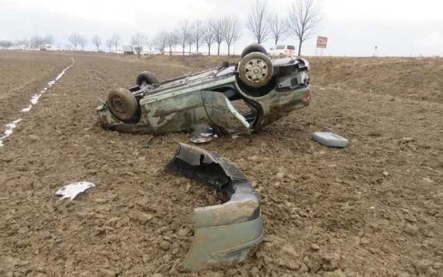 Devatenáctiletý řidič nezvládl svoje auto, po několika přemetech skončilo na střeše v poli