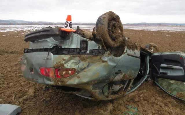 Devatenáctiletý řidič nezvládl svoje auto, po několika přemetech skončilo na střeše v poli