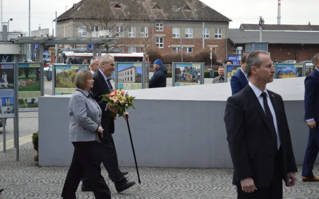 FOTO: Miloš Zeman přijel do Olomouce. Na schodech úřadu málem upadl, přišel na chvíli o botu