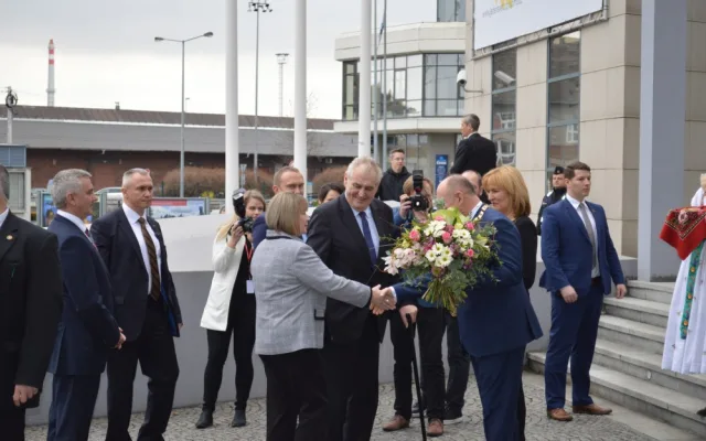FOTO: Miloš Zeman přijel do Olomouce. Na schodech úřadu málem upadl, přišel na chvíli o botu