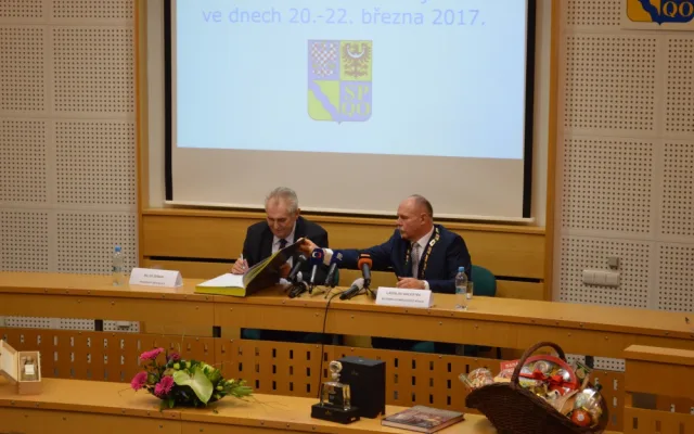 FOTO: Miloš Zeman přijel do Olomouce. Na schodech úřadu málem upadl, přišel na chvíli o botu