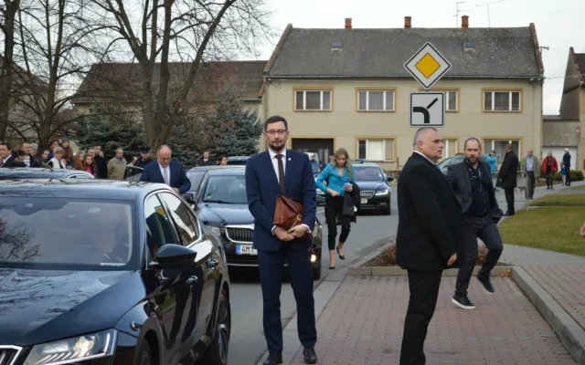 FOTO: Návštěva prezidenta v Hněvotíně potěšila všechny místní kromě dvou odpůrců