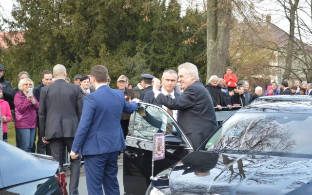 FOTO: Návštěva prezidenta v Hněvotíně potěšila všechny místní kromě dvou odpůrců