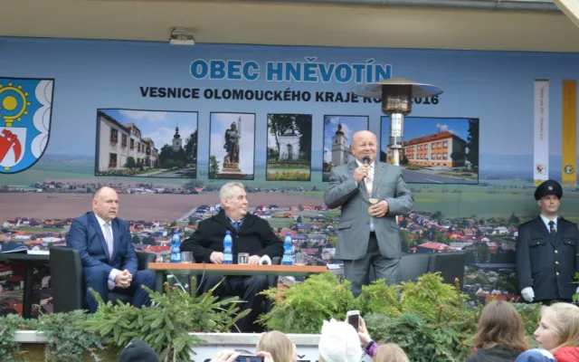 FOTO: Návštěva prezidenta v Hněvotíně potěšila všechny místní kromě dvou odpůrců