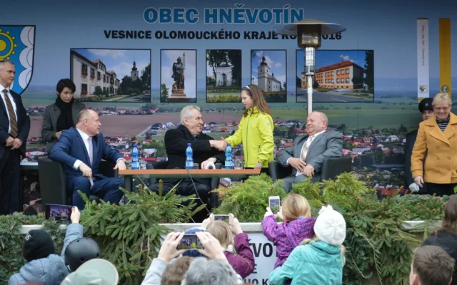 FOTO: Návštěva prezidenta v Hněvotíně potěšila všechny místní kromě dvou odpůrců