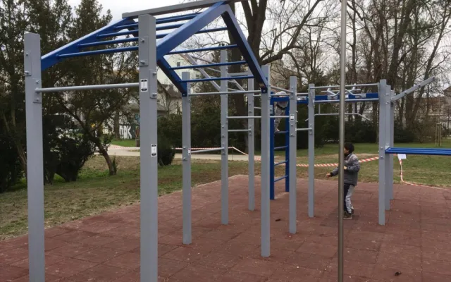 V Čechových sadech nově vzniklo workoutové hřiště
