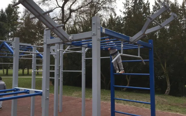 V Čechových sadech nově vzniklo workoutové hřiště