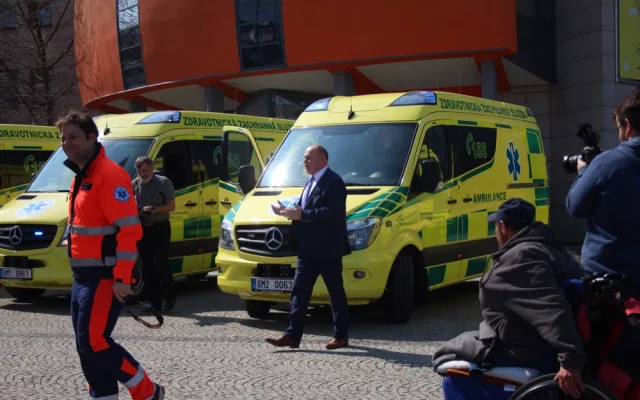 FOTO: Záchranná služba dnes před Krajským úřadem představila nové sanitky