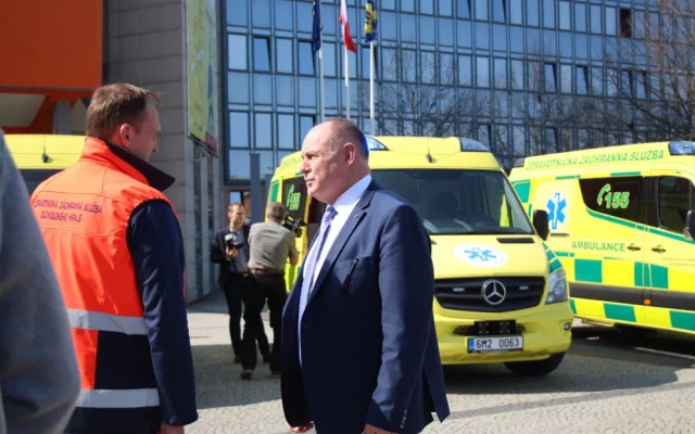 FOTO: Záchranná služba dnes před Krajským úřadem představila nové sanitky