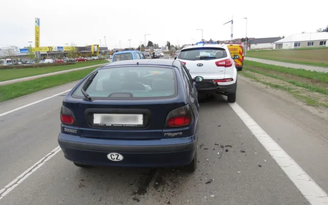 Seniorka přehlédla kolonu u kruhového objezdu a narazila se svým vozem zezadu do stojícího auta