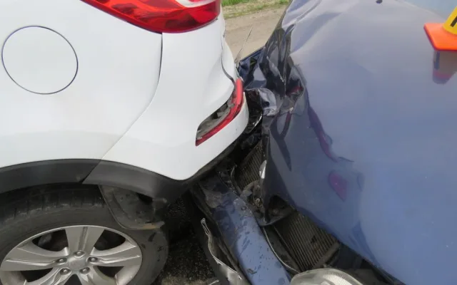 Seniorka přehlédla kolonu u kruhového objezdu a narazila se svým vozem zezadu do stojícího auta