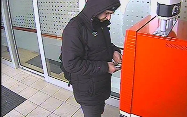 Policie hledá muže, který se s kradenou kartou pokoušel vybrat peníze a několikrát s ní v Olomouci zaplatil