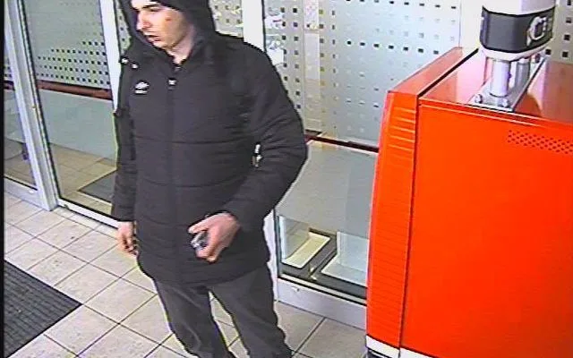 Policie hledá muže, který se s kradenou kartou pokoušel vybrat peníze a několikrát s ní v Olomouci zaplatil