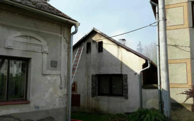 V Července hořela v sobotu odpoledne střecha domu. Vzplála sláma uložená na půdě