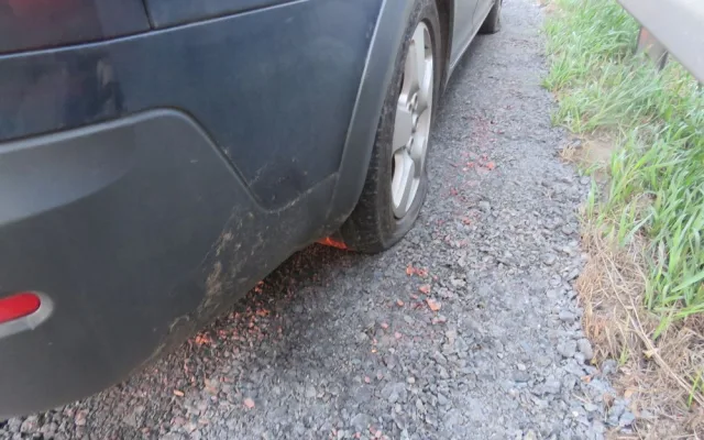 Řidič auta s přívěsným vozíkem na dálnici najel na uvolněný kanál. Náraz vozík vymrštil do vzduchu