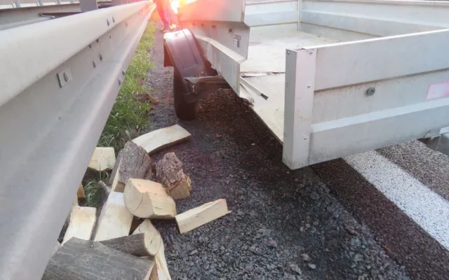 Řidič auta s přívěsným vozíkem na dálnici najel na uvolněný kanál. Náraz vozík vymrštil do vzduchu