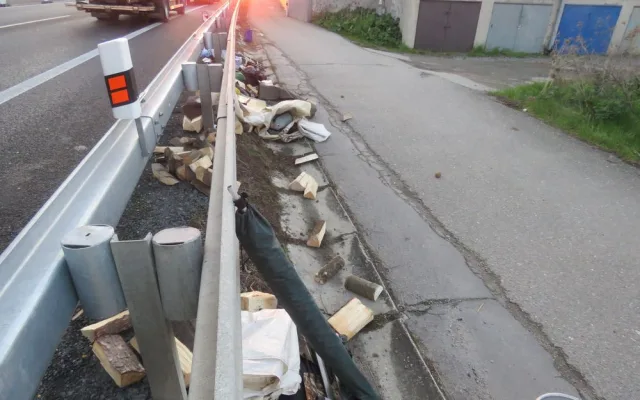 Řidič auta s přívěsným vozíkem na dálnici najel na uvolněný kanál. Náraz vozík vymrštil do vzduchu