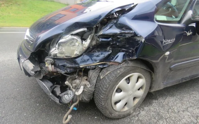 Při odbočování si řidič nevšiml, že ho předjíždí auto. To po střetu narazilo do zaparkovaného vozu