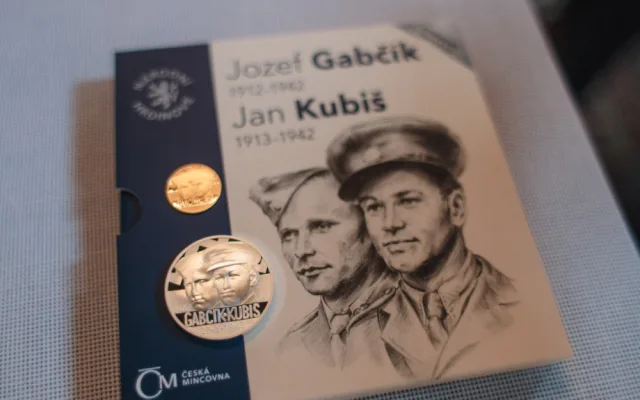 Gabčík a Kubiš na pamětní medaili. Jablonecká mincovna představuje národní hrdiny