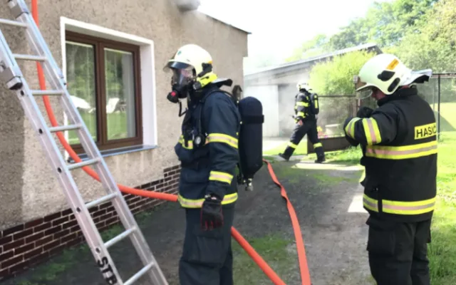 VIDEO: V Pohořanech hořel rodinný dům. Dva lidé se zranili, přiletět musel i záchranářský vrtulník
