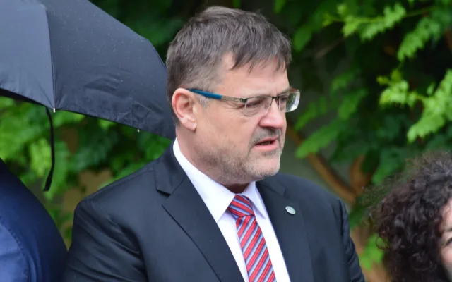 FOTO: Rektor UP Miller a bývalý rektor Jařab slavnostně odhalili ve zbrojnici Lavičku Václava Havla