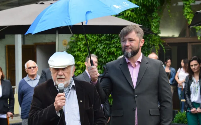 FOTO: Rektor UP Miller a bývalý rektor Jařab slavnostně odhalili ve zbrojnici Lavičku Václava Havla