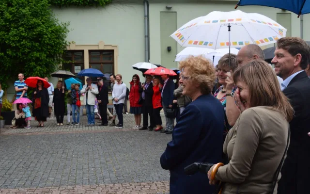 FOTO: Rektor UP Miller a bývalý rektor Jařab slavnostně odhalili ve zbrojnici Lavičku Václava Havla