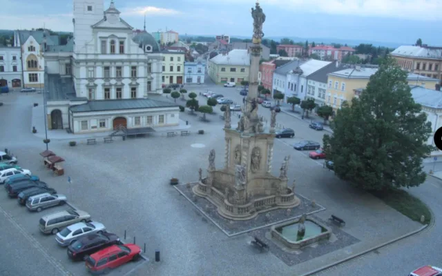 FOTO: Opilec vylezl na samotnou spičku morového sloupu v Uničově. Dolů mu museli pomoci hasiči
