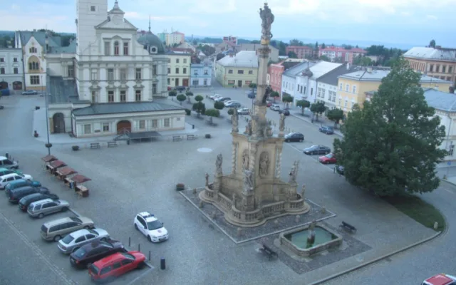 FOTO: Opilec vylezl na samotnou spičku morového sloupu v Uničově. Dolů mu museli pomoci hasiči