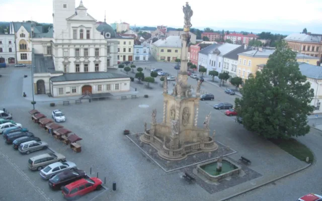 FOTO: Opilec vylezl na samotnou spičku morového sloupu v Uničově. Dolů mu museli pomoci hasiči